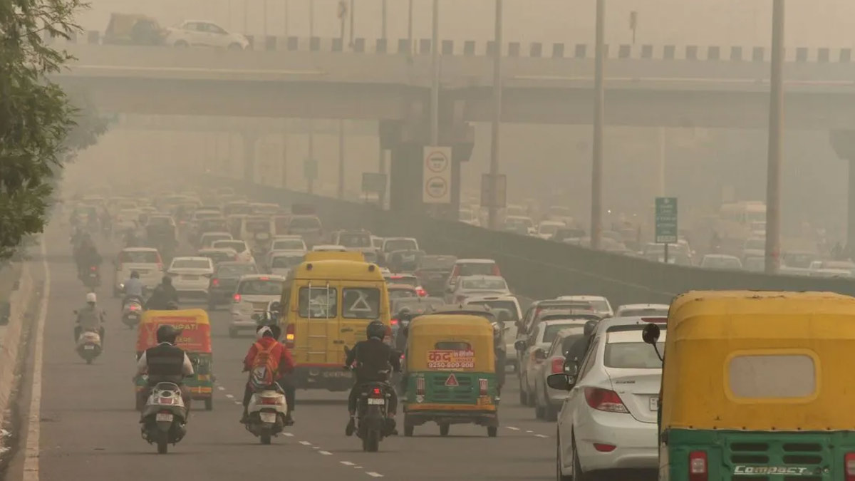 Delhi Choked in Thick Fog: Air Quality Plummets to 'Very Poor' Levels
